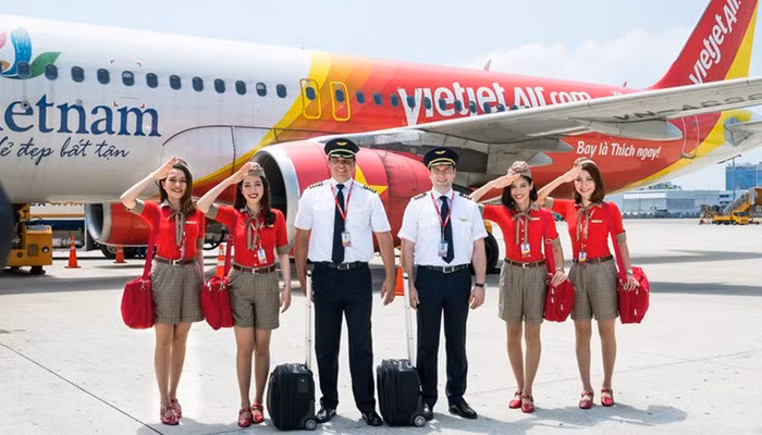 Lương của phi công Vietjet Air được nhận định có thể xếp vào mức cao tại Asean, tương đương với những quốc gia trả cao nhất cho phi công như Singapore, với mức lương trung bình từ 6.800 USD – 9.000 USD/tháng (khoảng 155 triệu - 207 triệu). Ảnh: Tapchihangkhong.