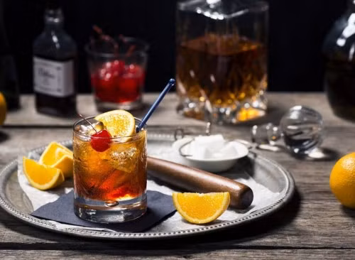 Còn Kimberly Barnes - đầu bếp ở Atlanta, bang Georgia (Mỹ) khuyến cáo mọi người không nên ăn các miếng chanh và các lát hoa quả trang trí đồ uống tại quán bar và nhà hàng. Ảnh: Getty.