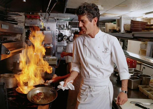 Một sự thật là căn bếp sạch hay tủ lạnh duy trì mức nhiệt cần thiết để bảo quản thực phẩm gần như không tồn tại trong các nhà hàng. Bởi cửa tủ lạnh được mở ra đóng lại liên tục suốt giờ cao điểm, ngăn lạnh thì để lẫn món cá ngừ với thịt gà, thịt cừu hay thịt bò. Ảnh: Getty.