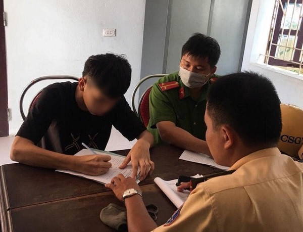 Nghe An: Trieu tap thieu nien 14 tuoi dung chan dieu khien xe may-Hinh-2