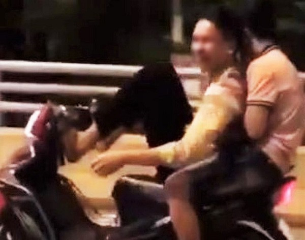 Nghe An: Trieu tap thieu nien 14 tuoi dung chan dieu khien xe may