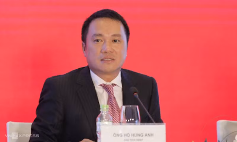 Ông Hồ Hùng Anh hiện đứng thứ 4 còn vợ ông đứng thứ 13 về mức độ giàu có trên sàn chứng khoán Việt. Tổng tài sản của hai vợ chồng ông Hồ Hùng Anh là gần 20.000 tỷ đồng.