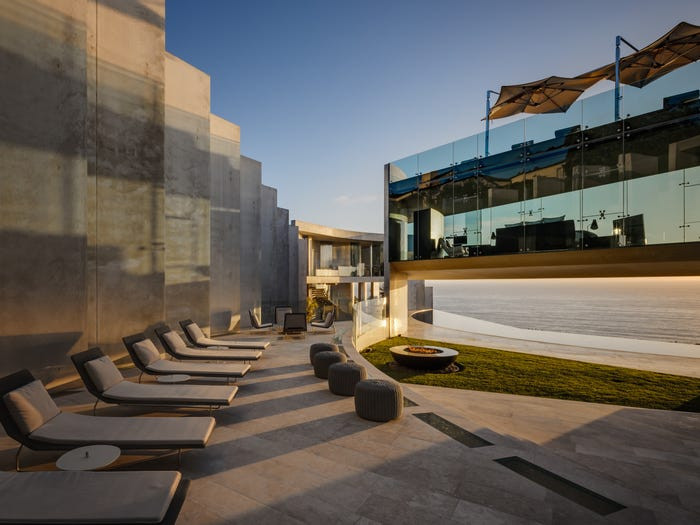 Năm 2019, biệt thự được rao bán với giá gần 25 triệu USD. Sau đó không lâu, căn nhà chính thức được giao dịch thành công với giá 20,8 triệu USD (khoảng 480 tỷ đồng). Tờ LA Times tiết lộ người mua chính là ca sĩ – nhạc sĩ nổi tiếng người Mỹ - Alicia Keys.