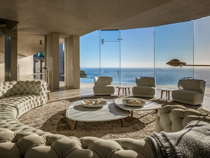 Nội thất bên trong biệt thự hướng biển được trang bị hệ thống tự động hóa, có thể điều khiển qua iPad. Chủ nhà có thể điều chỉnh ánh sáng, âm thanh và hệ thống rèm cửa tự động.