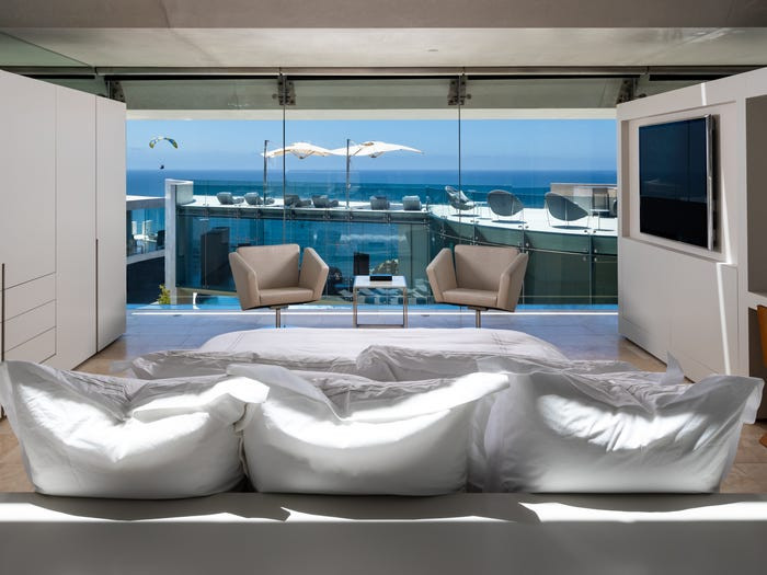 Ngôi nhà còn sở hữu hệ thống nhiệt, làm mát bức xạ cao cấp cùng một máy phát điện dự phòng. Các hệ thống tích hợp, tự động hóa của ngôi nhà được kiểm soát, lưu trữ trong một phòng máy riêng biệt.