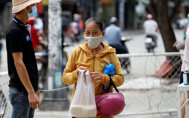 Theo CNN, tại TP HCM, các cây ATM gạo hoạt động 24/7. Còn ở Đà Nẵng, 2 máy "ATM gạo" sẽ bắt đầu vận hành vào tuần tới. Ảnh: The world news.