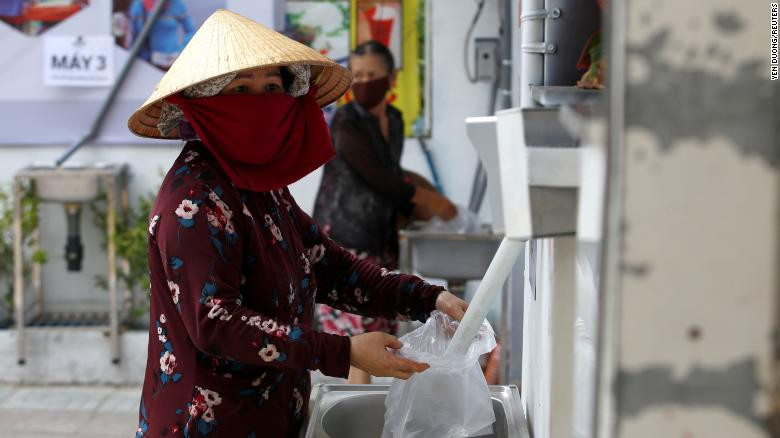 Hãng tin Reuters cho biết: Một doanh nhân TP.HCM phát minh ra máy "ATM gạo" tự động hoạt động 24/7, hỗ trợ gạo miễn phí cho những người không có việc làm, sau khi các biện pháp giãn cách xã hội được chính phủ Việt Nam ban hành có hiệu lực. Ảnh: Reuters.