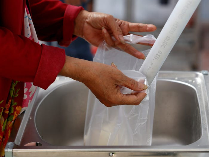 Theo Reuters, các biện pháp giãn cách xã hội này kéo dài 15 ngày, bắt đầu từ 31/3 khiến nhiều doanh nghiệp nhỏ phải đóng cửa, hàng nghìn lao động phải nghỉ việc tạm thời. Ảnh: Reuters.