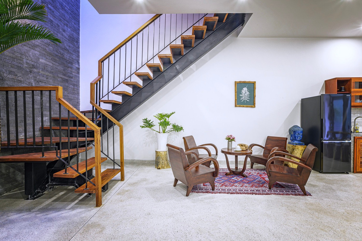 Phong cách sống thích riêng tư nên khép kín với bên ngoài nhưng bên trong là không gian mở liên thông từ khu bếp đến phòng khách và các không gian tầng.