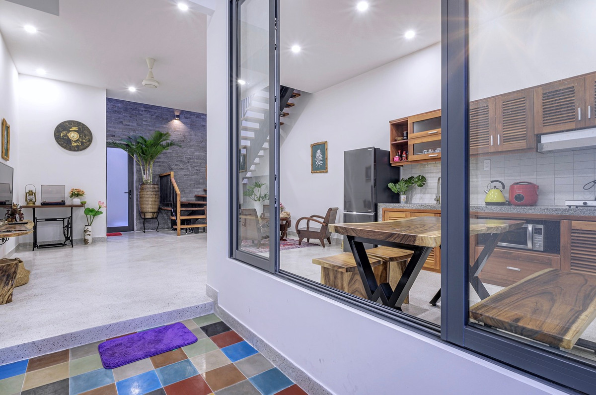 Nội thất bên trong chú trọng vật liệu gỗ là điểm nhấn chính; Tường nền nhà sử dụng tông trắng nhằm giúp không gian trở nên rộng hơn, thật nhẹ nhàng tối giản.