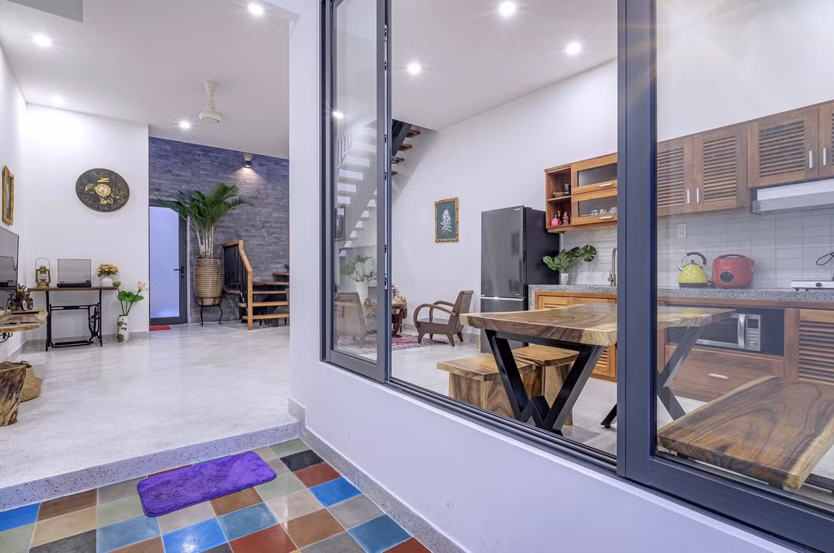 Nội thất bên trong chú trọng vật liệu gỗ là điểm nhấn chính; Tường nền nhà sử dụng tông trắng nhằm giúp không gian trở nên rộng hơn, thật nhẹ nhàng tối giản.