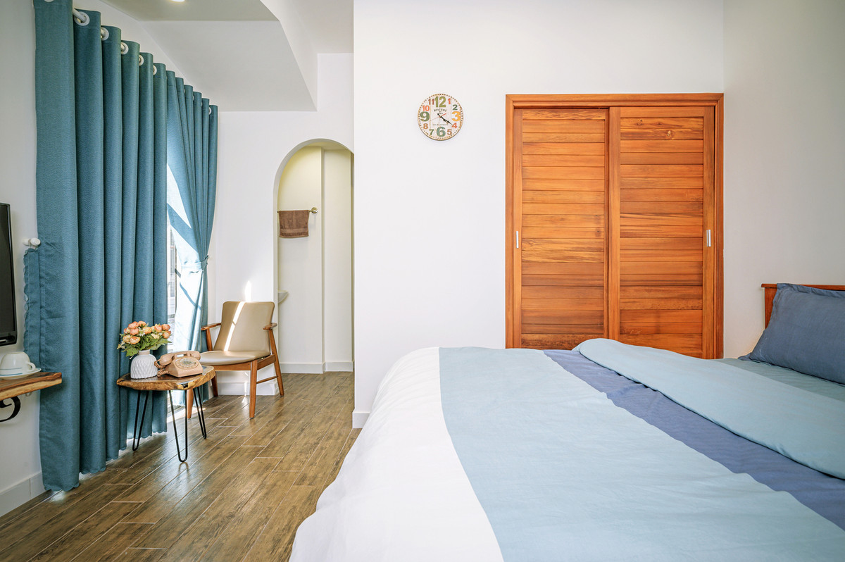 Phòng ngủ sang đơn giản và thoáng sáng.