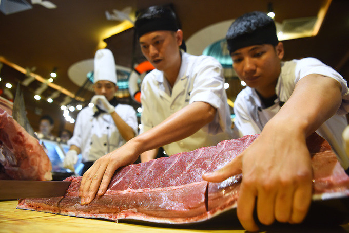 Thông thường, ngư dân dùng một con dao nhọn hoặc móc để chọc thẳng vào não cá, khiến con cá chết ngay lập tức sau đó mổ lấy nội tạng, rồi để nguyên cả con cá tươi vào trong hầm nước đá, bảo quản không quá 10 ngày trước khi đem đi bán.