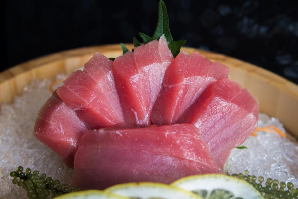 Theo các đầu bếp nổi tiếng, cá ngừ vây xanh khác hoàn toàn so với cá ngừ đóng hộp thường thấy ở các siêu thị về kích thước lẫn hương vị.