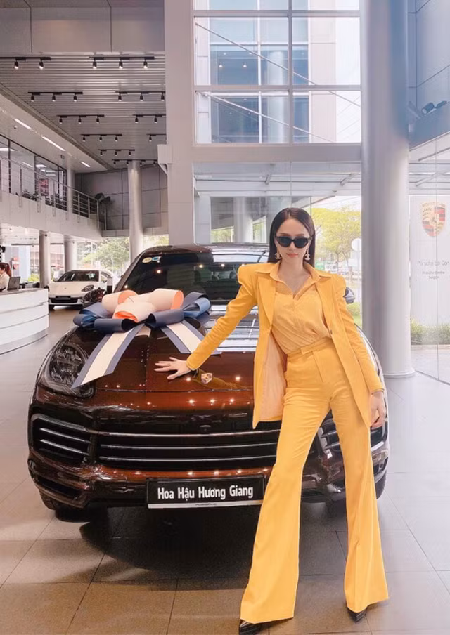 Trên trang cá nhân, Hoa hậu Hương Giang khiến nhiều người xuýt xoa khi khoe xế hộp hạng sang mới sắm, ước chừng trị giá 5 tỷ đồng. Ảnh: FBNV.