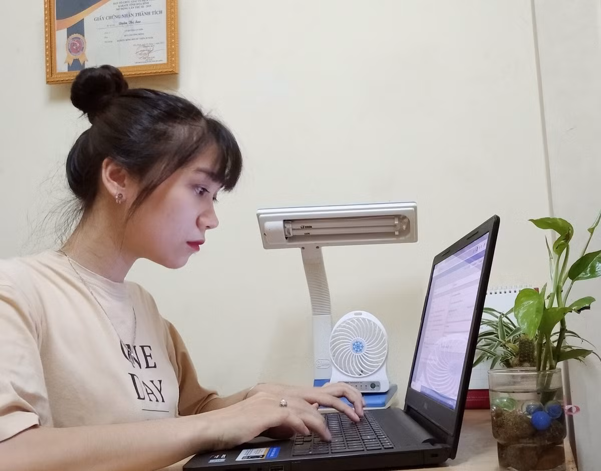 Bạn Tâm – sinh viên chia sẻ: “Hồi năm nhất mình có mua một chiếc quạt cầm tay giá 70.000 đồng. Mùa hè đi học nắng nóng mà trường mình thì chưa lắp điều hòa, nên với mình thì chuyện có một chiếc quạt cầm tay để đi học rất cần thiết. (Ảnh: Hoàng Ngân)