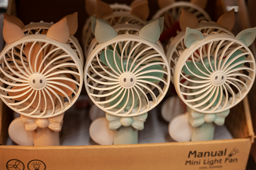 Chia sẻ về một vài hiện tượng cháy nổ diễn ra gần đây, bạn Loan – nhân viên bán hàng nói: “Một số vụ việc cháy nổ diễn ra có lẽ là do người sử dụng lắp pin sai cách hoặc sạc pin quá lâu khiến pin nóng trong nhiệt độ môi trường cao dẫn đến cháy nổ”. (Ảnh: Hoàng Ngân)