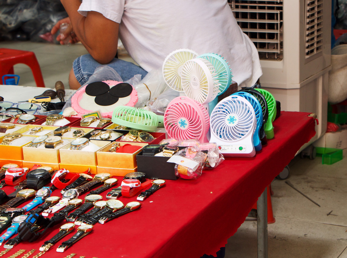 Bạn Hoàn – nhân viên chia sẻ: “Giá thành quạt điện cầm tay ở cửa hàng mình cao hơn so với những địa điểm bán khác như chợ hay Shopee, Lazada và các cửa hàng dân dụng vì chỗ mình có chế độ bảo hành và đổi trả cho khách hàng”.