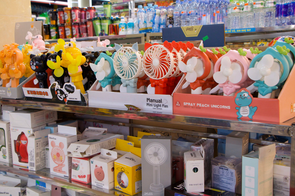 Trong khi đó, với 30.000 đồng thì ở cửa hàng tiện lợi trên đường Cầu Giấy khách hàng có thể mua chiếc quạt mini cầm tay. (Ảnh: Hoàng Ngân).