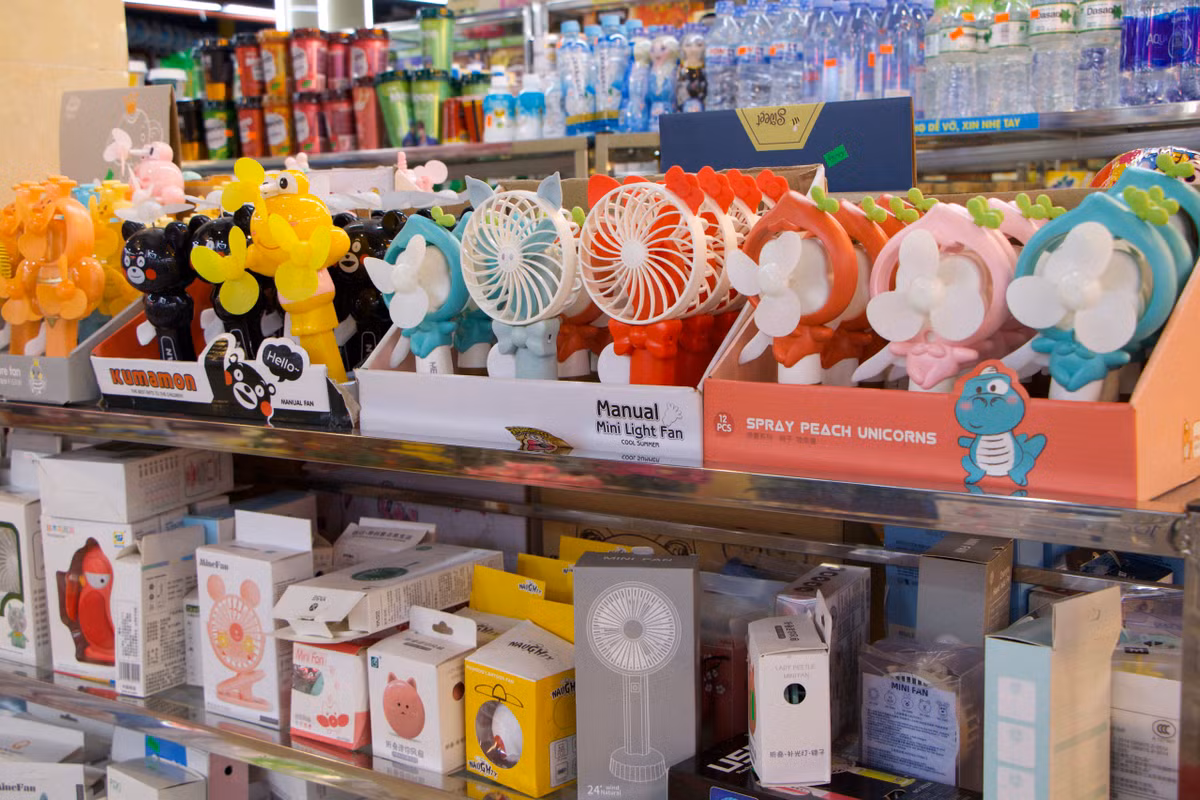 Trong khi đó, với 30.000 đồng thì ở cửa hàng tiện lợi trên đường Cầu Giấy khách hàng có thể mua chiếc quạt mini cầm tay. (Ảnh: Hoàng Ngân).