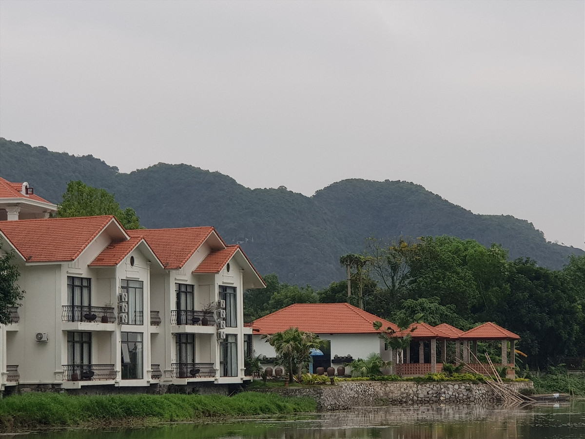 Một resort khác có quy mô bề thế cũng mọc lên giữa vùng lõi di sản Tràng An
