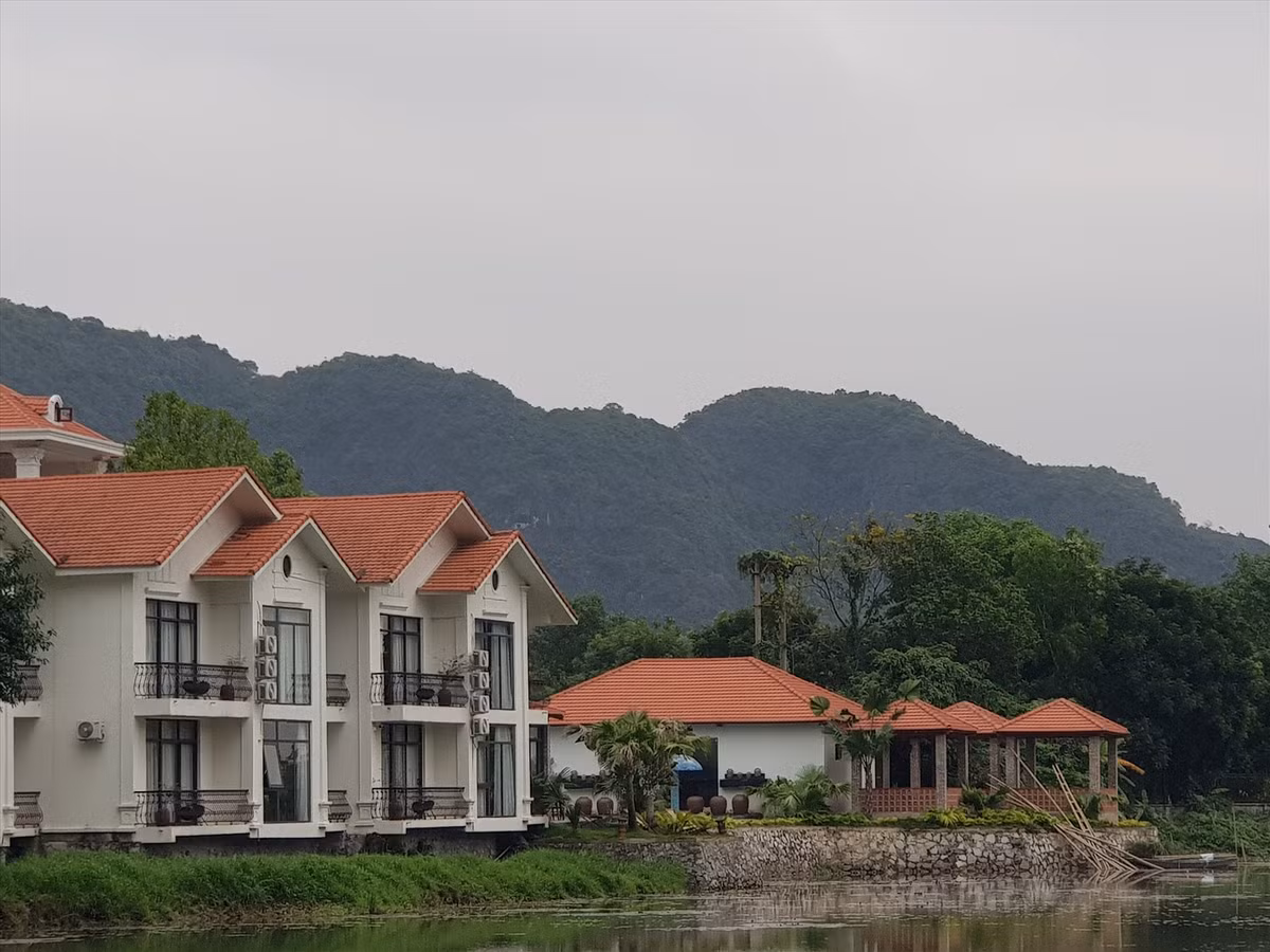 Một resort khác có quy mô bề thế cũng mọc lên giữa vùng lõi di sản Tràng An