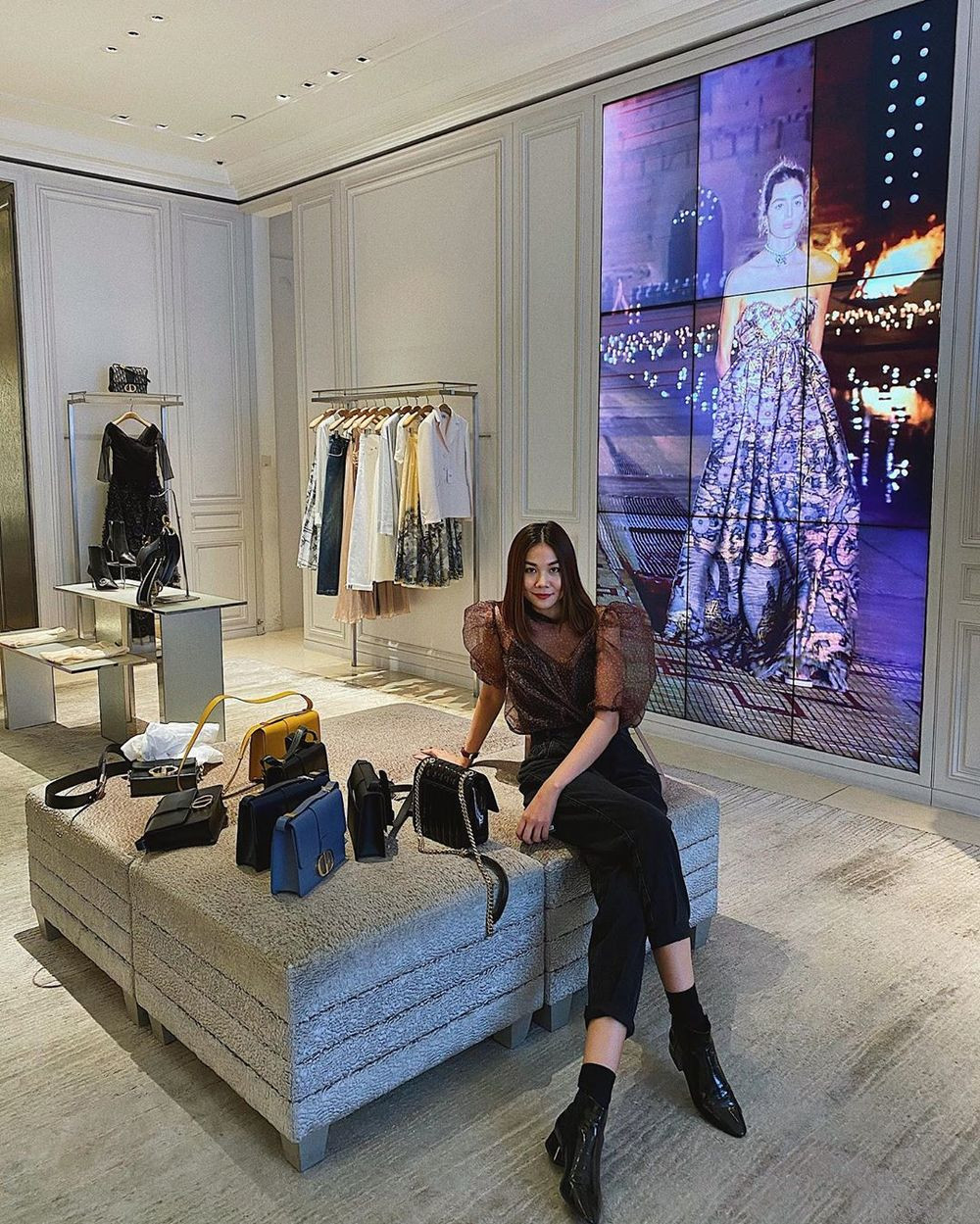 Nữ diễn viên Thanh Hằng và hàng loạt những chiếc túi của nhà mốt Dior. Ảnh: FBNV.