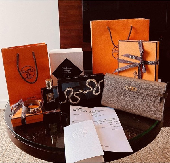 Á hậu Trúc Ny không kém cạnh khi sở hữu hàng loạt item đến từ những thương hiệu thời trang đình đám như áo Chanel, giày LV và Tomford, túi xách của Hermes. Ảnh: Yan.