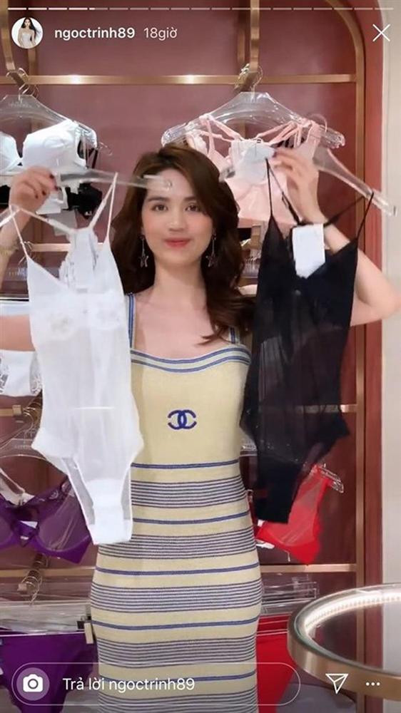 Trong khi đó, Ngọc Trinh lùng sục các cửa hàng bán nội y có tiếng khắp Sài Thành để mua về những mẫu đồ lót sexy tôn trọn vóc dáng. Ảnh: FBNV.