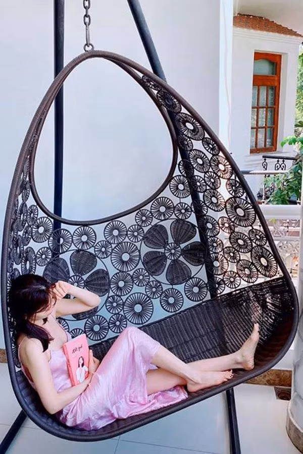 Ban công phía bên ngoài, Lệ Quyên có một góc nhỏ để thư giãn. Ảnh: FBNV.