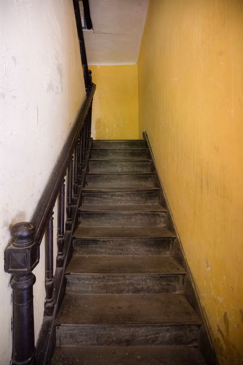 Nội thất bên trong nhà đều làm bằng gỗ nhập từ châu Âu hoặc Hong Kong. Ảnh: Laodongthudo.