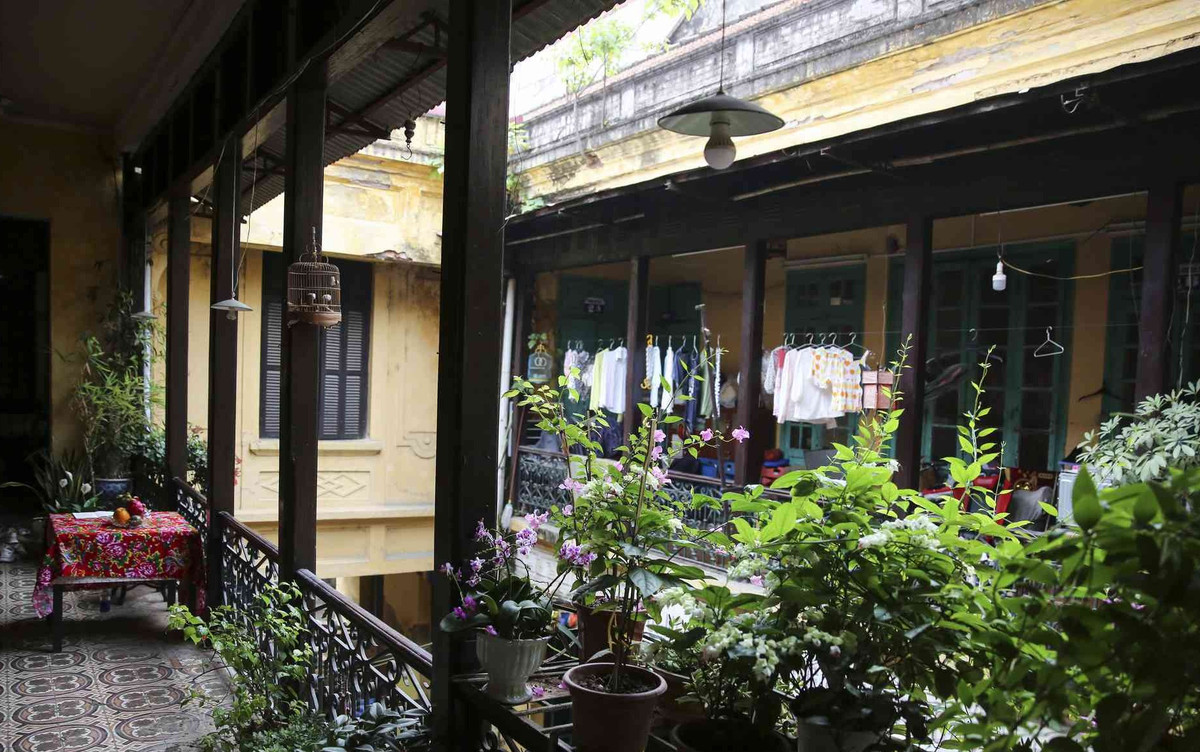 Nhà chạy theo hình chữ nhật, ở giữa là giếng trời lấy ánh sáng cho tất cả các căn phòng. Ảnh: Dân Việt.