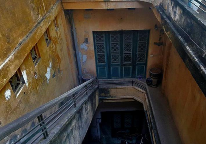 Căn nhà có dạng hình ống với 3 tầng. Theo lời kể của bố mẹ ông An, để hoàn thành đoàn thợ khoảng hơn 100 người phải mất hơn 1 năm thi công. Ảnh: Homedy.