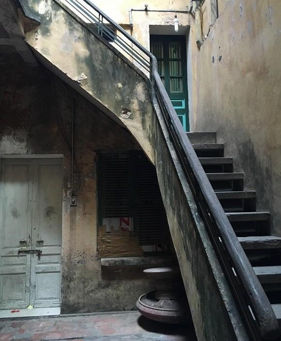 Trải qua 2 thế kỷ, tường của ngôi nhà đã có chỗ lớp sơn bóc tróc. Nhiều khách đến chơi khuyên ông nên sửa lại, nhưng ông đều bỏ ngoài tai vì muốn giữ lại những gì thuộc về quá khứ. Ảnh: Homedy.