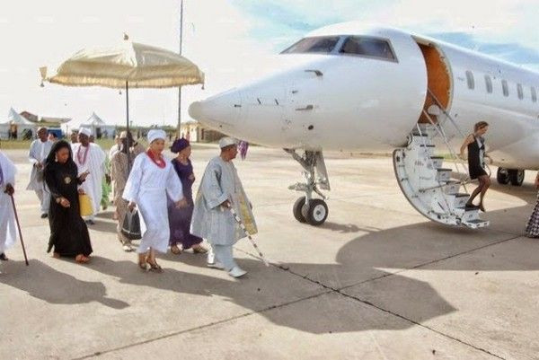 Ngoài xe hơi, vua Alaafin của Oyo còn sở hữu một chiếc máy bay riêng phục vụ cho các chuyến công tác của ông.