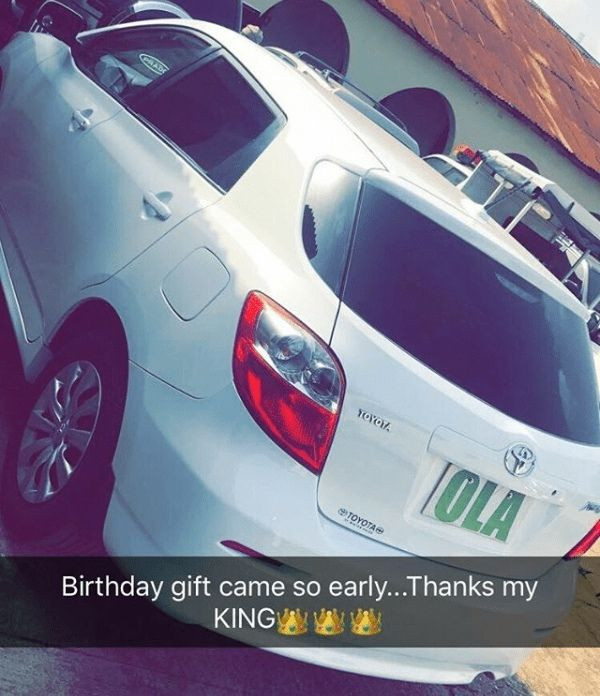 Vị đại gia lớn tuổi này từng tặng người vợ trẻ nhất của mình, Olori Badirat Olaitan Adeyemi một chiếc Toyota Matrix mới cứng nhân dịp sinh nhật cô.