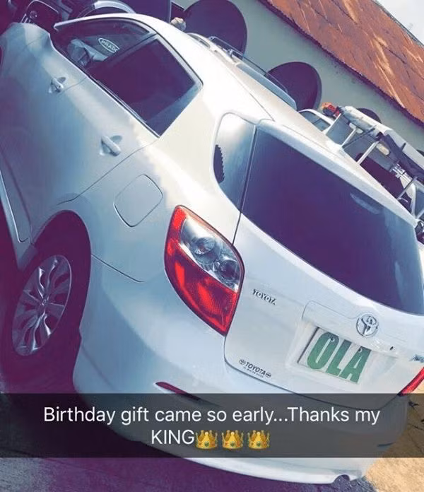 Vị đại gia lớn tuổi này từng tặng người vợ trẻ nhất của mình, Olori Badirat Olaitan Adeyemi một chiếc Toyota Matrix mới cứng nhân dịp sinh nhật cô.