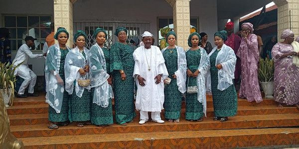 Alaafin có tới hơn 10 người vợ. Tất cả đều rất trẻ và xinh đẹp.