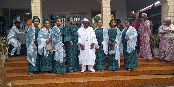 Alaafin có tới hơn 10 người vợ. Tất cả đều rất trẻ và xinh đẹp.