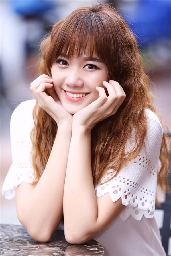 Với Hari Won, trước khi về làm vợ Trấn Thành, cô cũng từng chia sẻ cô chỉ mang theo người 200.000 đồng, không mang thêm. Tổng số tiền cô dành cho việc chi tiêu mỗi tháng chỉ rơi vào khoảng 10 triệu đồng, trong đó tốn nhất là khoản ăn uống và trang điểm.