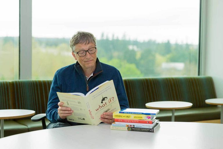 Tuy nhiên, giờ đây, cuối tuần là khoảng thời gian tỷ phú Bill Gates dành cho những thú vui tao nhã theo "kiểu cổ điển" như đọc sách, uống trà. Ngoài ra, Bill Gates cũng thường xuyên theo dõi các buổi cưỡi ngựa của con gái yêu.