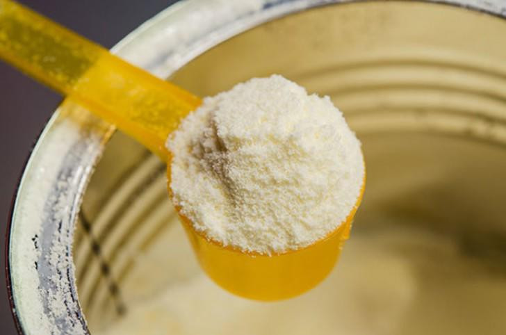 Với sữa bột, khi pha sữa xong nhỏ một giọt sữa lên mặt phẳng nghiêng nếu thấy chảy xuống và để lại vệt màu trắng thì đó là sữa nguyên chất. Còn nếu chảy xuống mà không để lại váng thì sữa đó đã bị pha. Ảnh: Internet.