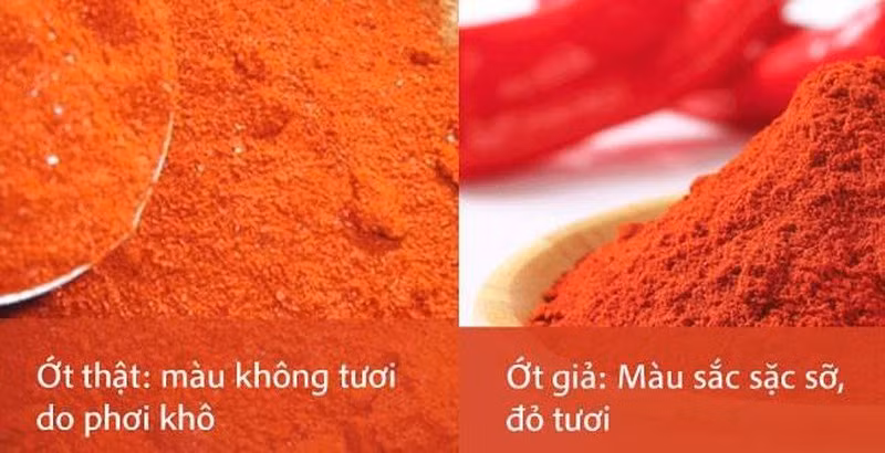 Để kiểm tra bột ớt thật hay giả, bạn có thể ngửi mùi. Bột ớt thật có hương thơm và mùi cay riêng biệt, nếu ai không quen mùi cay có thể sẽ bị sặc mùi. Trong khi bột ớt giả có mùi hơi hăng của phẩm màu. Ảnh: Plo.