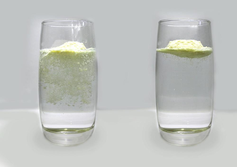 Khi pha với nước lạnh, sữa thật sẽ trôi lơ lửng trong nước và tan rất chậm. Trong khi sữa bột giả tan rất nhanh hoặc bị lắng xuống đáy. Ảnh: Internet.