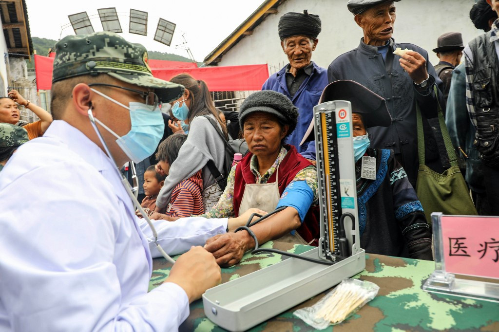 Cục Khí tượng Trung Quốc cảnh báo giông bão hoặc lũ lụt trong liên tiếp 31 ngày qua. Theo cơ quan này, sẽ còn ít nhất hai đợt mưa lớn diễn ra trong những ngày tới. Giới chuyên gia lo ngại sẽ xảy ra tình trạng sạt lở và nguy cơ vỡ đập, hồ trữ nước tại một số địa phương. Tính đến cuối tháng 6, ít nhất 25 dòng sông lớn ở Trung Quốc vượt ngưỡng báo động lũ lụt. Ảnh: AFP.