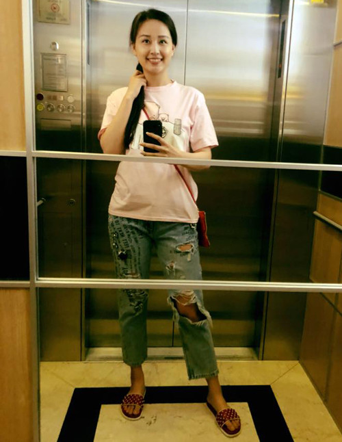 Lý do chi hàng chục triệu đồng để mua những đôi dép lê Valentino, Dior của Mai Phương Thúy rất đơn giản, đó là để "mùa hè đi cho mát".