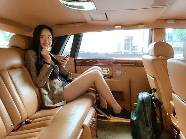 Nhiều người mua túi da cá sấu để đi tiệc nhưng Mai Phương Thúy chi gần 1 tỷ đồng sắm chiếc ba lô da cá sấu để đi chơi.