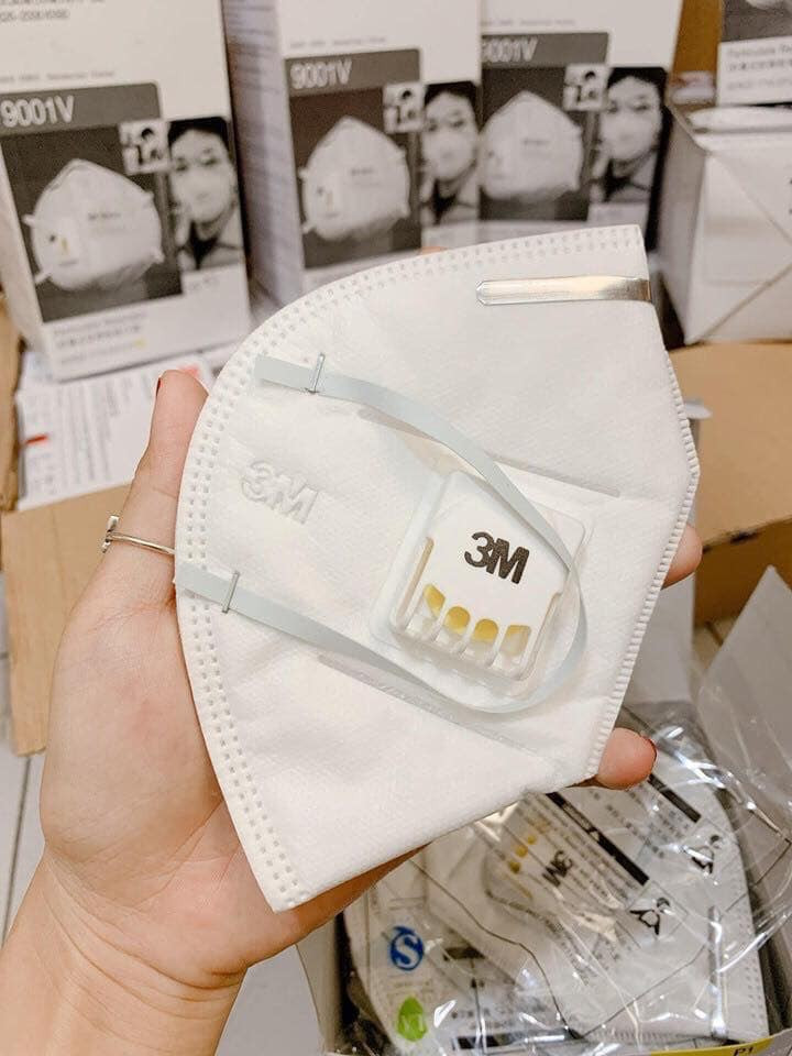 Khẩu trang 3M-9001 được công khai với giá khoảng 30.000 đồng/ 1 chiếc, song hàng nhái sẽ chỉ có giá từ 2.000 đồng/chiếc. Ảnh: T.N.