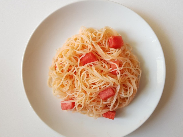 Mục đích ban đầu là hỗ trợ người nông dân tiêu thụ dưa hấu bị ùn ứ nhưng lô hàng đầu tiên với vài trăm thùng bún dưa hấu của công ty đã xuất khẩu sang Hàn Quốc.