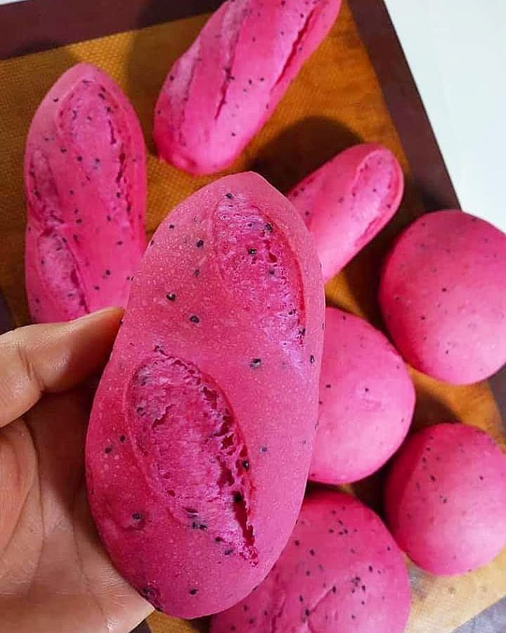 Thậm chí, có thời điểm bánh mì thanh long là một trong những món ăn "cháy hàng". Ảnh: Zing.